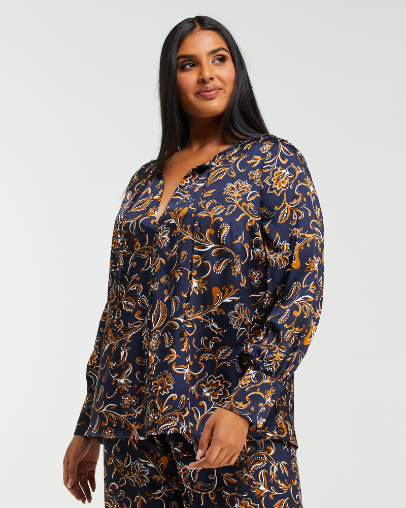 Front of a model wearing a size 1X Capitano Top in Print by Estelle. | dia_product_style_image_id:264218